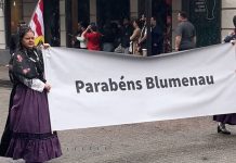 desfile na rua xv de novembro