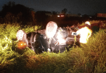 Carro capota na BR-470, em Gaspar, e motorista é levado ao hospital