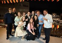 Empresa de Blumenau transforma sacada em camarote para os colaboradores durante Oktoberfest