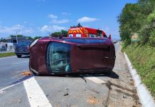 Idoso capota carro na BR-470, em Gaspar Gaspar