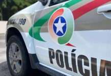 Motorista embriagado foge da polícia com mulher e crianças no carro e causa acidente em Timbó